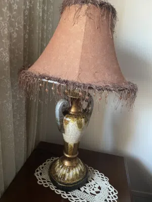 اباجورة طاولة + اباجوره كوميدينا غرف نوم عدد 2 للبيع