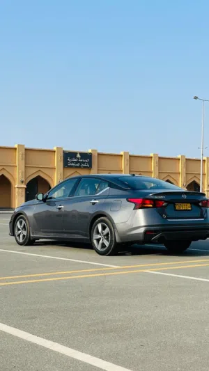 التيما 2019 رقم واحد فل ابشن فئة SL ممشى قليل مستوى النظافه ممتاز