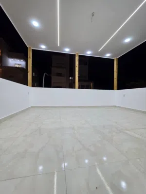 للبيع شقه بناء جديد لم تسكن طابق ثاني فوق الارضي مباشره يوجد مصعد سوبر ديلوكس