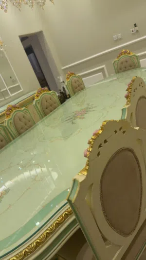 للبيع طاولة طعام بحالة ممتازة