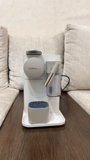 للبيع ماكينة قهوة نسبرسو لاتيسيما ون (Nespresso Lattissima One) لون أبيض