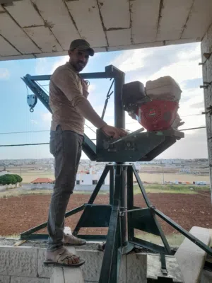 ونش صرصور لرفع مواد البناء بلاط طوب وحجر ورمل وتنكات مياة