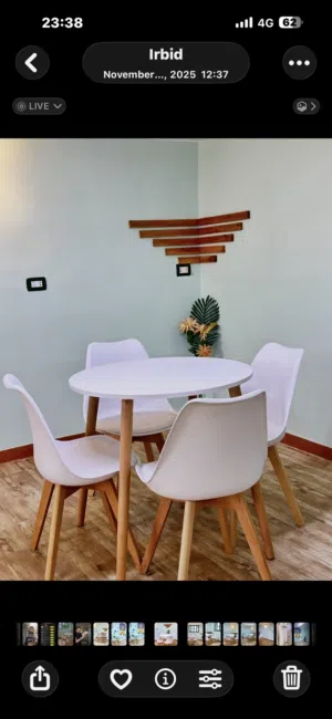 طاولة و اربع كراسي