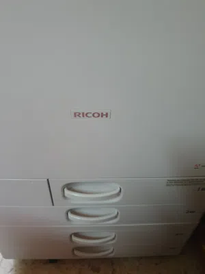 طابعة Ricoh MP C3003 بحالة ممتازة