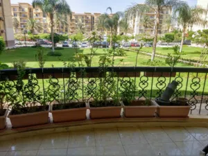 بسعر مخفض لأسرة بموقع متميز بالقرب من مول افينيو والسوق الشرقى وفيو رائع مفتوح على حديقة كبيرة والشا