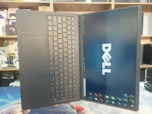 للبيع لابتوب dell vostro نضيف جداً i3 جيل 12 مع رام 8g وهارد ssd512 و حجم 15
