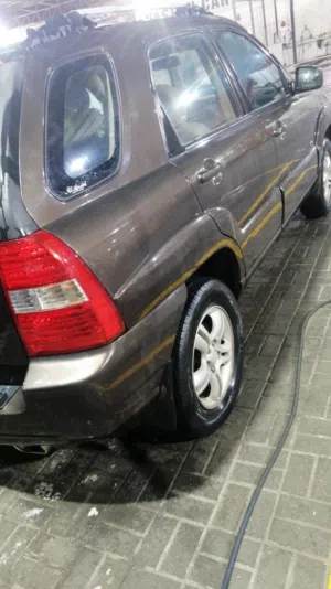 للبيع سيارة عائلية جيب ماركة كيا مديل 2005 اللون البني