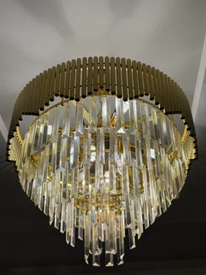 طاولة تلفزيون لون اسود ثريه بلون ذهبي