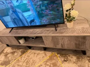 طاولة تلفزيون للبيع