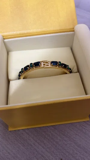 اسوارة اصلية من FENDI فندي ذهبية ومطرزة بمجوهرات راقية