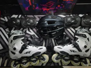 سكيت احترافي شبه جديد + طقم كامل + خوذة بإضاءة