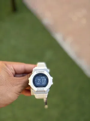 الساعه جديده غير مستخدمه نهائيًا جي شوك