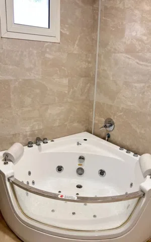 جاكوزي كبير للبيع