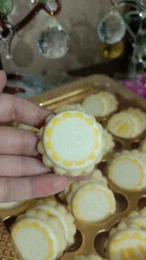 حلويات العيد المميزة بأيادي ماهرة ونظافه وطريقة تغليف رائعه والأهم الطعم الحلو المميز .