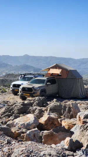 خيمة سقف مع غرفة ARB شبة جديدة كل أغراضها فيها وماشي خربان