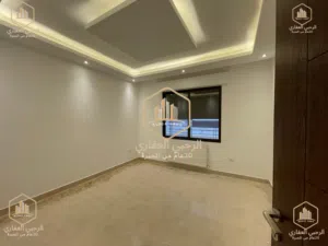 شقة / مميزة / فارغة / للايجار / 4 نوم / مدخل مستقل / ترس خارجي
