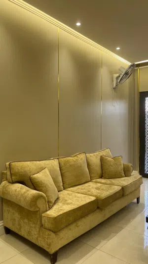 كنب سبع مقاعد مع طاوله وسط