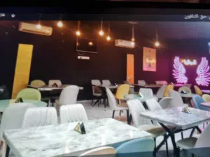 مطعم وكافيه وشيشه ومقهي ثلاثه في واحد وممكن ابيع السجل والترخيص وعقد الايجار مجدد مالك ال تستلم وتشت