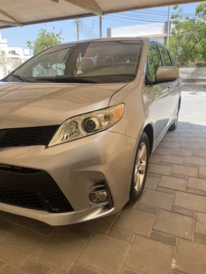 Used Toyota Sienna in Muscat