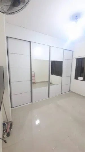 خزائن الحائط السحاب