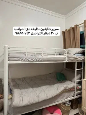 سرير طابقين مع المراتب نظيف