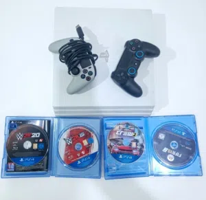 للبيع جهاز PS4 بحالة ممتازة مع يدين تحكم و4 ألعاب  PS4 console  with 2 controllers + 4 games