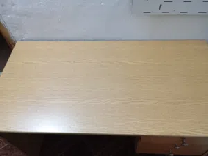 مكتب دراسه مع كرسي جرار بحالة الوكاله ولا خشطه