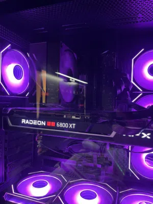 كرت شاشه من AMD 6800XT الكرت ويا كرتونه