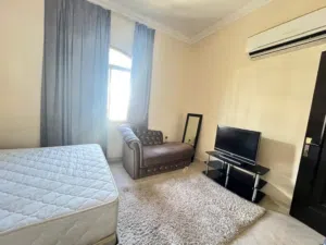 للايجار فى عجمان غرفة ماستر عوائل الروضه 3 2500 شامل نظافه يوميه وهدوء تام