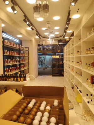 محل عطور (( للبيع )) سوق مطرح