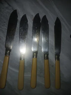 طقم سكاكين من البلاستيك القديم جدا للبيع مطلي فضه