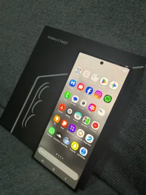 فولد 7 كالجديد 256GB باقي عليه كفالة 8