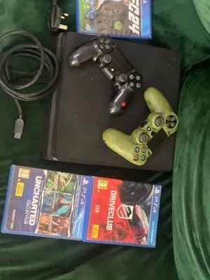 بلاستيشن 4 مع يدين و ثلاثه اشرطه