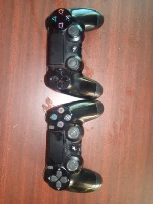 ايادي ps4 اصليات للبيع استعمال خفيف للبيع المستعجل بسعر رخيص اقرأ الوصف لو سمحت