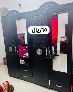 خزانة 4 أبواب بحاله ممتازه وأرفف متينه
