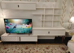 فاترينة ديكور تحتوي على ميز تلفزيون ورفوف