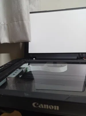 مواصفاتها الأساسية:  النوع: طابعة نافثة للحبر متعددة الوظائف (All-in-One).  الوظائف: طباعة + نسخ + م