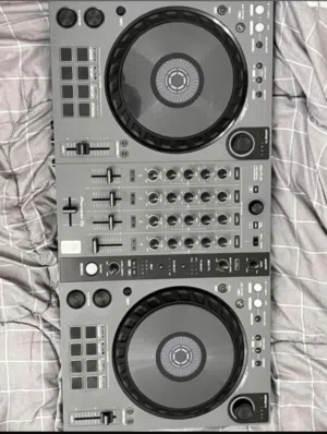 Pioneer DJ DDJ-FLX6، وهو جهاز تحكم (controller