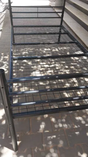 سرير فردي حديد بحالة جيدة