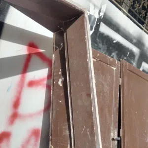 بواب خشب بحالة ممتازه