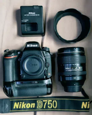 كاميره نيكون 750 D فل فريم  معها عدسه 24-120 فل فريم نانو كرستال  و بتري جريب و بطريه اضافيه و شنطه
