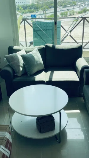 للبيع كنبه مقعدين وطاوله وسط