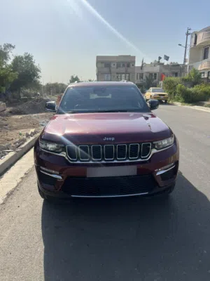 جيب كراند شيروكي 5 راكب  لمتدد بدون ايرباك  هايبرد بلك ان موديل 2024