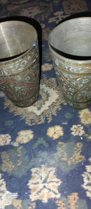 عدد2كوب من النحاس مزخرفين بالوان رائعه ثابته محفوره مزخرفه نحاس خالص وزن الكوب لايقل عن ربع كيلوا