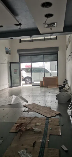 للايجار بالشويخ بمول تجاري قريب من ابيات محل 67 متر ارضي و 35 سندرة يصلح معرض