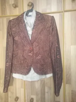 طقم مكون من جاكيت رسمي مع قميص و بنطلون جديد غير مستعمل لون بني وبيج صناعة تركية بسعر مغري