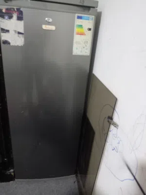 فريزر ناشونال كول لون سلفر بحاله جيده مستعمل ويحتوي على 6ادراج مطلوب فيه 100دينار