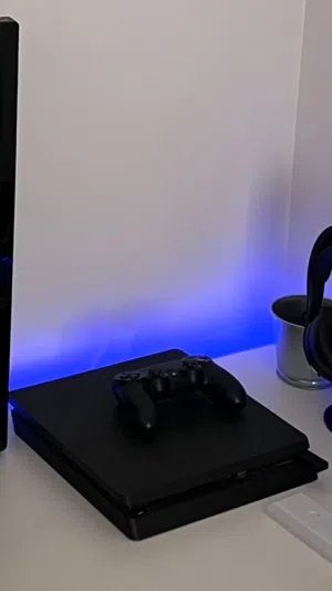للبيع بلايستيشن 4 سليم (PS4 Slim) مع وحدة تحكم