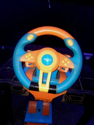 ستيرِنغ ألعاب بحالة مُمتازة للبيع مع كرتونته مع يد اصلية، داخل اربد