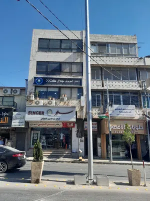 بناية وسط البلد بجانب حلويات الاقصى ثلاثة طوابق وتسوية بدون المحل للبيع